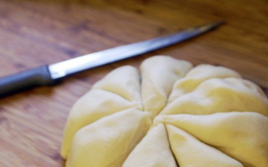 1. Этап. Мексиканская лепешка: 4. Тесто немножко полежало и его можно разделить на одинаковые части (8-10 штук) острым ножом.