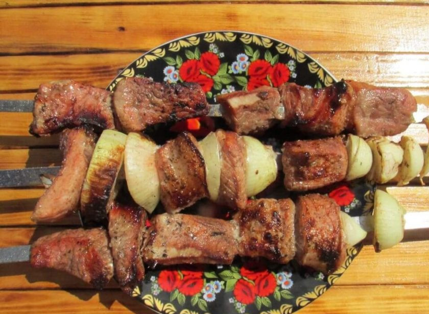 1. Этап. Свиной шашлык по-украински: 5. Насадите мясо и лук, нарезанный кольцами, на шампура и жарьте шашлык на мангале до готовности мяса.