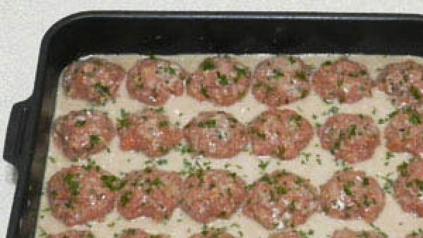 1. Этап. Тефтели из курицы в духовке: Залить полученным соусом тефтели так, чтобы они были на 3/4 покрыты жидкостью. Накрыть фольгой и поставить в духовку. Запекать при температуре 180 градусов 1 час.