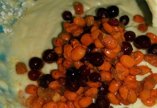 1. Этап. Кексы Марфушенька: Ягоды (я предварительно разморозила) добавить в последнюю очередь и снова перемешать.