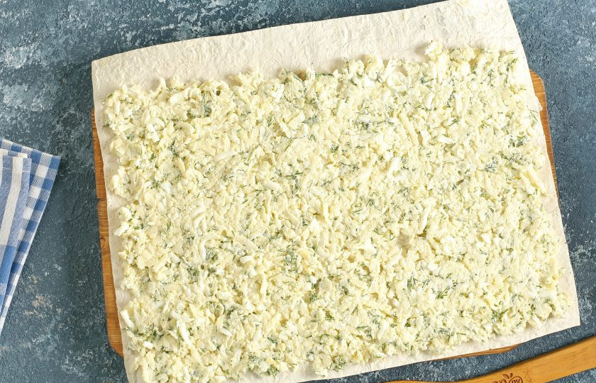 1. Этап. Диетические начинки для лаваша: Намажьте готовую начинку на лаваш. Сверните лаваш рулетом.