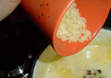 1. Этап. Кабачковая каша с рисом: Когда молоко закипит, засыпаем рис и изюм. В готовую кашу добавляем масло, перемешиваем и ставим на 10 минут в духовку.