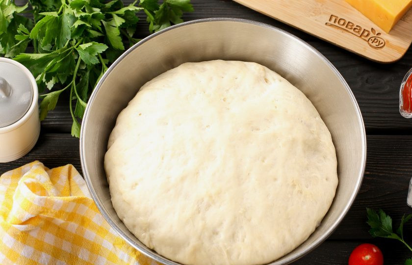 1. Этап. Пицца с сыром в мультиварке: Готовое тесто должно увеличиться в объёме.