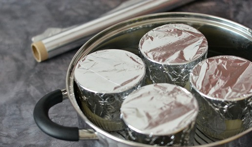 1. Этап. Творожно-кокосовый пудинг с рисовой полентой: Накройте формочки плотно фольгой и готовьте на пару в пароварке 1 час.