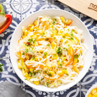 Салат из капусты, перца и кукурузы