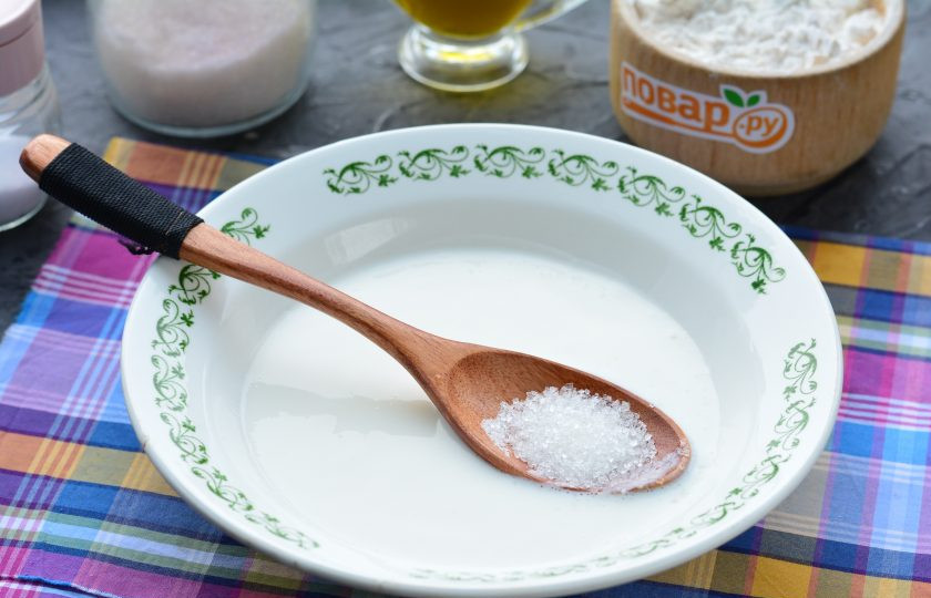 1. Этап. Оладьи с сыром на кефире: Всыпьте сахар и соль в тесто, размешайте.