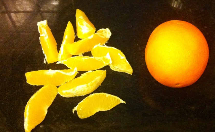 1. Этап. Малагский салат: Апельсины чистим, делим на дольки.