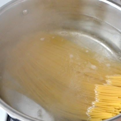 1. Этап. Запеченные спагетти с сосисками: Тем временем, отвариваем спагетти до состояния аль денте.