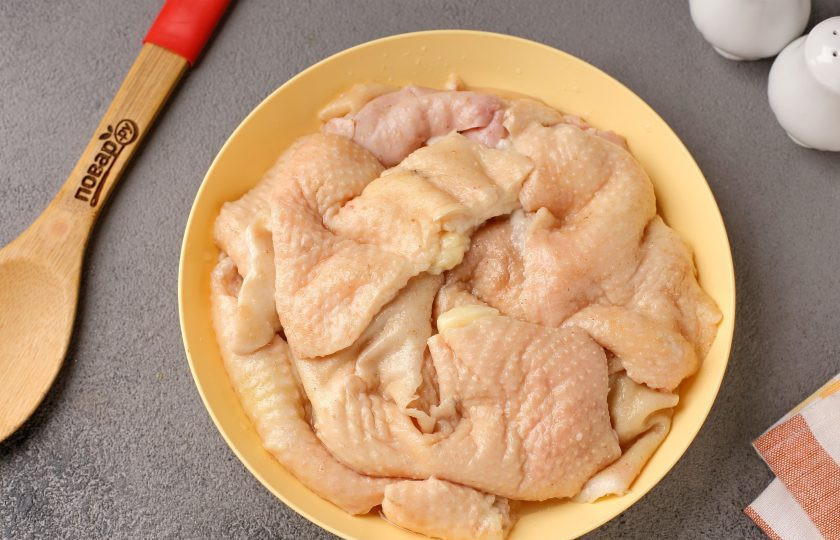 1. Этап. Гусиные шкварки: Первым делом подготовьте кожу гуся. Для этого её очень тщательно промойте, а если необходимо, то дополнительно поскоблите ножом.