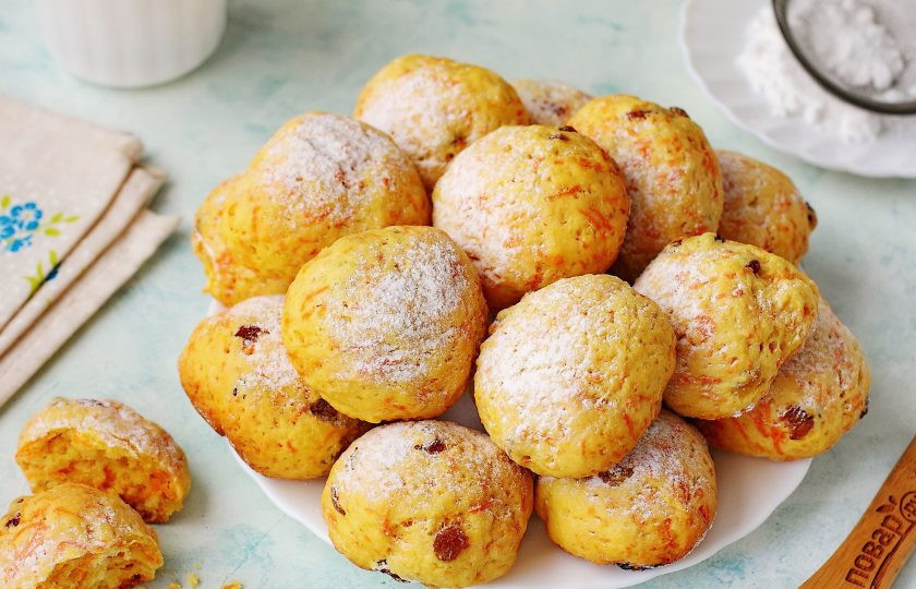 1. Этап. Постное печенье с изюмом: По желанию посыпьте печенье сахарной пудрой и подавайте к столу. Приятного чаепития!