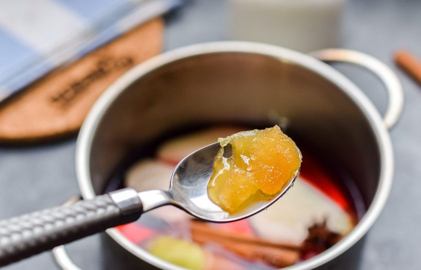 1. Этап. Грушевый глинтвейн: Добавьте в горячий напиток мед, перемешайте и накройте крышкой, укутайте одеялом. Настаивайте вино 15-20 минут.