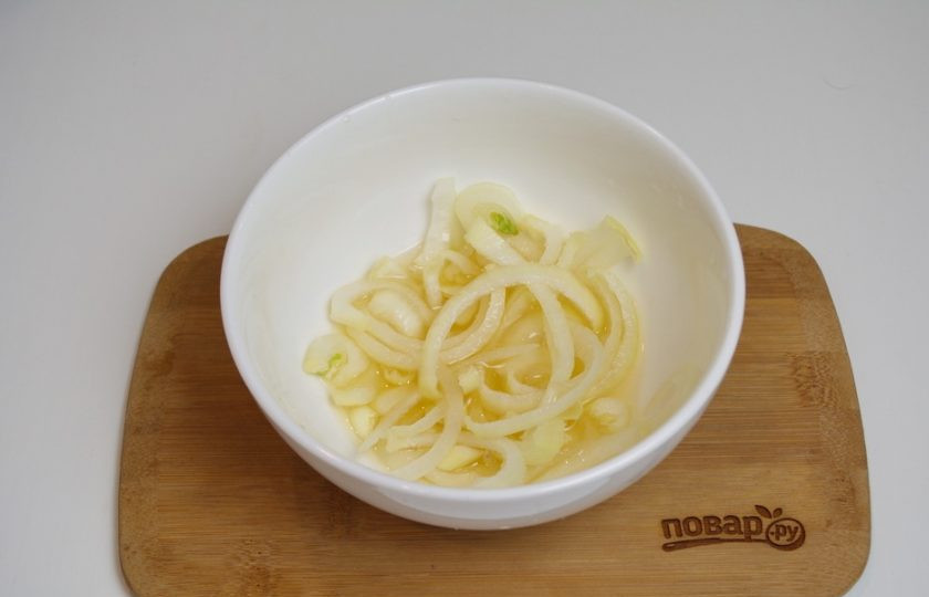 1. Этап. Салат 8 Марта с кальмарами: Репчатый лук нарежьте полукольцами. Замаринуйте в винном уксусе, добавив чайную ложку сахара. Хорошо перемешайте и дать время замариноваться (15 минут).