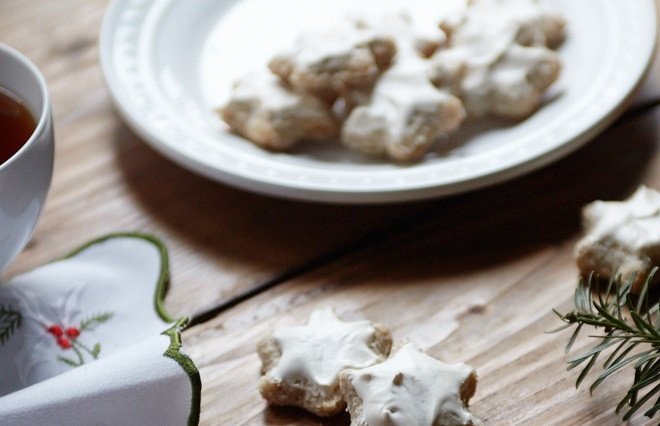 1. Этап. Печенье из миндаля: 7. Запекайте печенье в разогретой до 160-170 градусов духовке 8-12 минут. Переложите остывшее печенье в контейнер и храните его в холодильнике в течение нескольких недель.