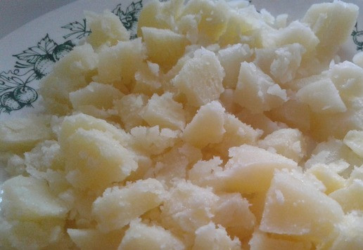1. Этап. Салат Гурман из печени трески: Отварить и остудить 4 картофелины. Нарезать крупными кубиками