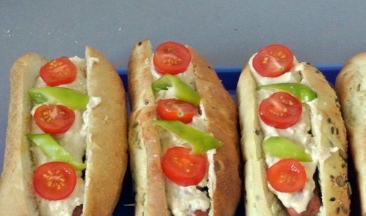 1. Этап. Хот-доги с сырным соусом: Украсить нарезанными помидорками черри и нарезанным острым перцем.