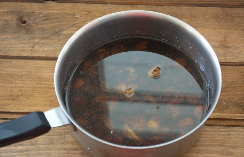 1. Этап. Пирожки с белыми грибами: Белые грибы свежие (очищенные) нарезаем кубиком. Белые грибы сушеные залейте кипятком. Дайте набухнуть. Затем отварите в воде около 10 минут.