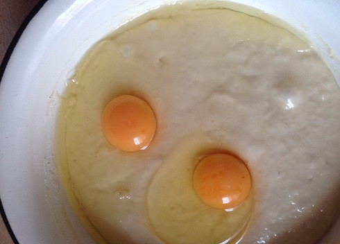 1. Этап. Оладьи на молоке и дрожжах: Тесто увеличилось раза в два, добавляем яйца.