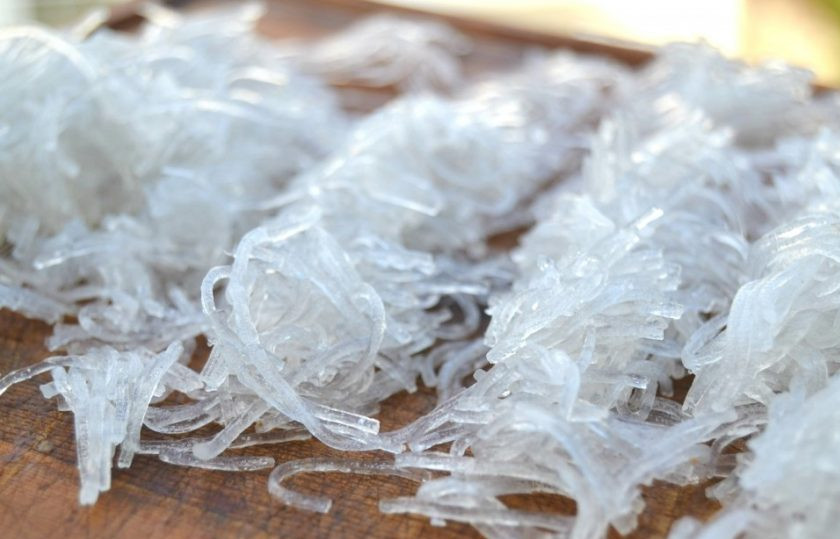 1. Этап. Запеченный фаршированный кальмар: 9. Нарежьте остывшую лапшу небольшими кусочками.