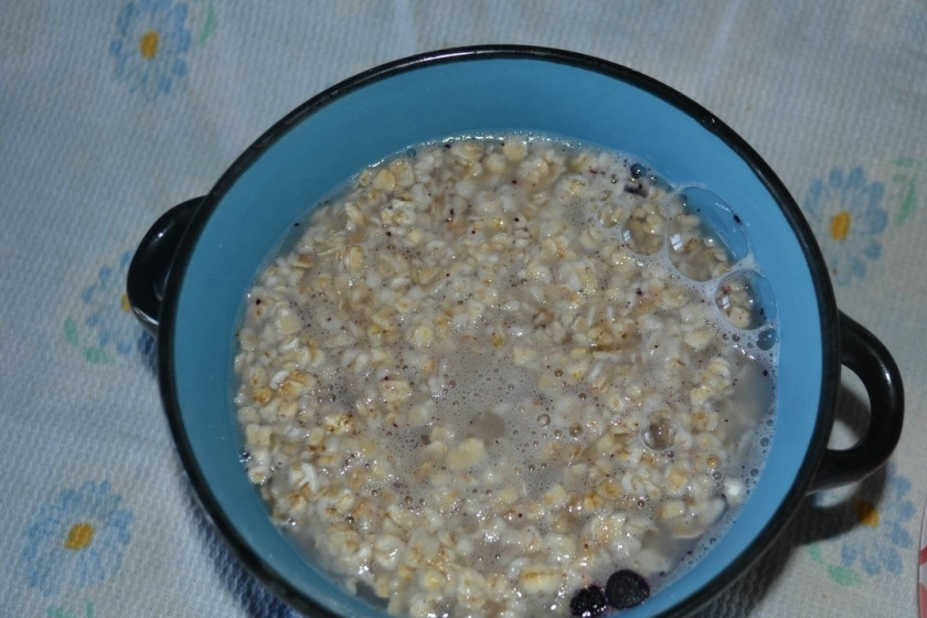 1. Этап. Каша Минутка: 2. Вскипятите воду, залейте ею содержимое тарелки, тщательно перемешайте. Накройте крышкой или другой тарелкой и дайте настояться 2-3 минуты.