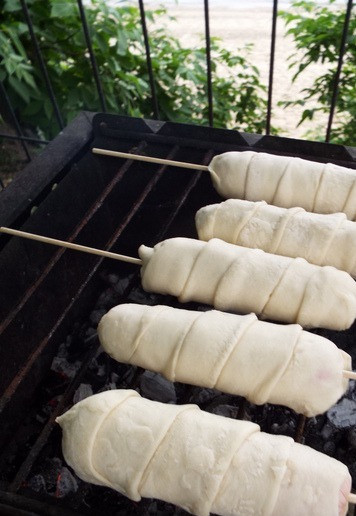 1. Этап. Сырная сосиска в тесте на мангале: В мангале нажечь угли. Выложить сосиски в тесте на решётку.