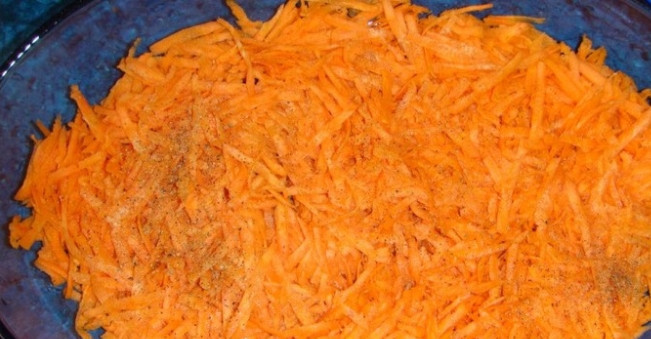 1. Этап. Рыба пангасиус в духовке: 1. Морковку чищу и мою, затем натираю на мелкой терке. Укладываю морковь на дно жароупорной формы. Солю и перчу.