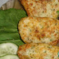 Котлеты из кальмаров с рисом Набор продуктов совсем не хитрый. Замороженных кальмаров кладем в кастрюльку и заливаем крутым кипятком. Ждем, пока вода остынет градусов до 50. За это время несколько раз переворачиваем тушки. Теперь их осталось только почистить от внутренностей и сполоснуть. Отвариваем рис Пропускаем через мясорубку кальмаров, чеснок, плавленный сыр и отваренный рис. Я добавила еще свежей петрушки. Можно этого и не делать Формируем из фарша треугольные котлетки, панируем в муке с тимьяном и обжариваем на сильном огне по 1-1,5 мин. с обеих сторон. Вот такие замечательные котлетки получились. Очень быстро и вкусно!!! Советую приготовить!!!