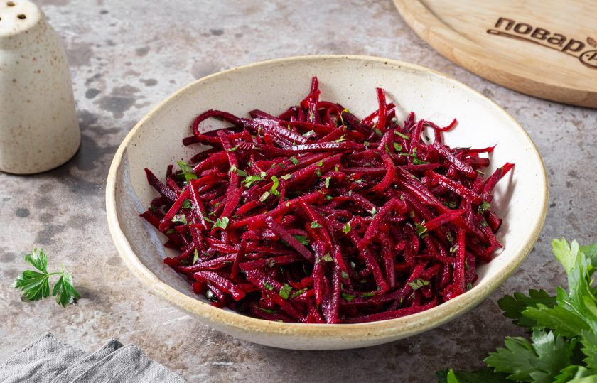 1. Этап. Салат из сырой свеклы: Салат из сырой свеклы готов, приятного вам аппетита!