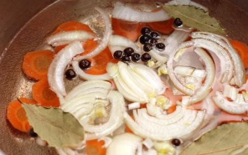 1. Этап. Лосось с соусом из авокадо: Берем широкую кастрюлю, наливаем туда литр воды, кладем порезанные овощи, лавровый лист, соль и перец. Доводим до кипения, затем уменьшаем огонь и варим еще 5 минут.