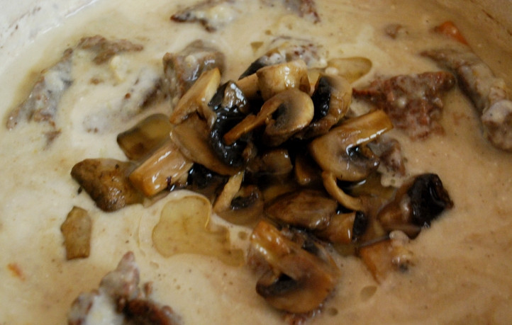 1. Этап. Тушеная телятина с грибами: Опять возвращаемся к тушеному мясу, за 1,5 часа оно должно было приготовиться, поэтому мы извлекаем из бульона репчатый лук, лук-порей, лавровый лист и гвоздику. Добавляем к мясу приготовленный соус и обжаренные грибы, перемешиваем все.