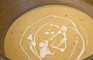 1. Этап. Суп с луком-порей: 6. Влейте к супу сливки, посолите и поперчите. Прогрейте массу несколько минут, затем выключите и уберите с огня.