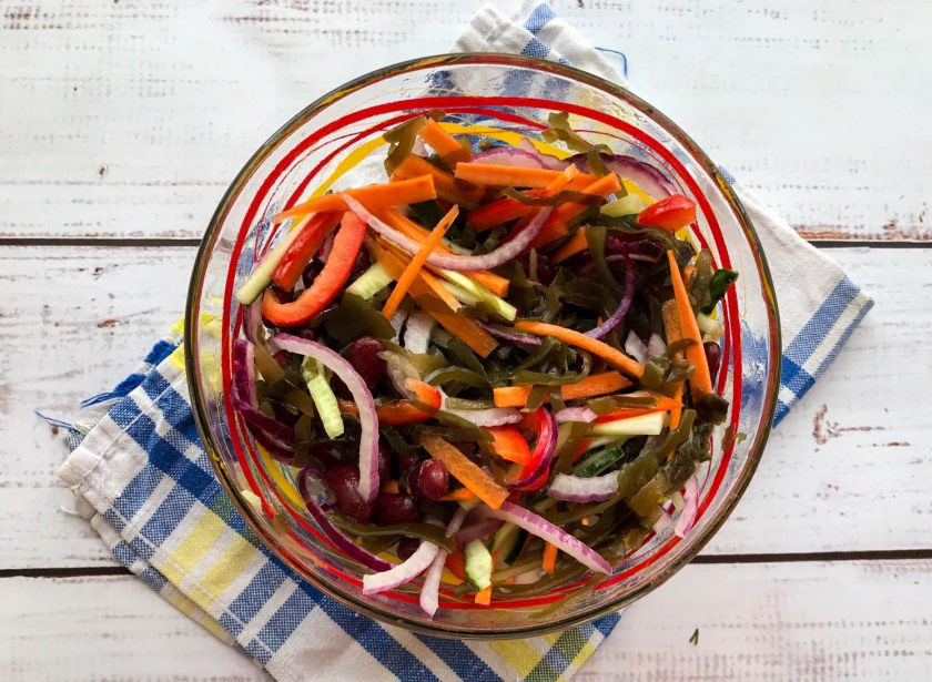 1. Этап. Салат с фасолью и морской капустой: Заправьте салат маслом, посолите, добавьте чеснок и хорошо перемешайте.