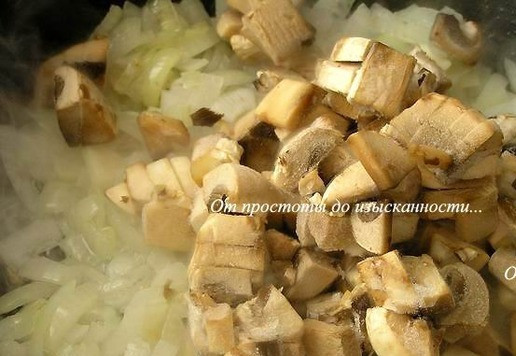 1. Этап. Спагетти с баклажанно-грибным соусом: Добавьте грибы, перемешайте, готовьте, пока не испарится лишняя жидкость.