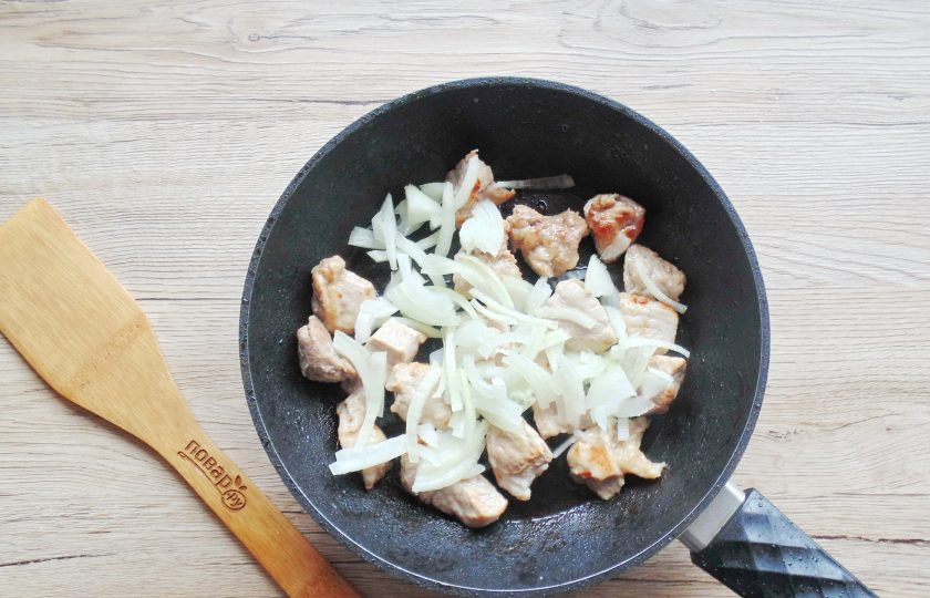 1. Этап. Свинина в горчичном соусе на сковороде: Лук очистите, нарежьте полукольцами и выложите в сковороду с мясом.