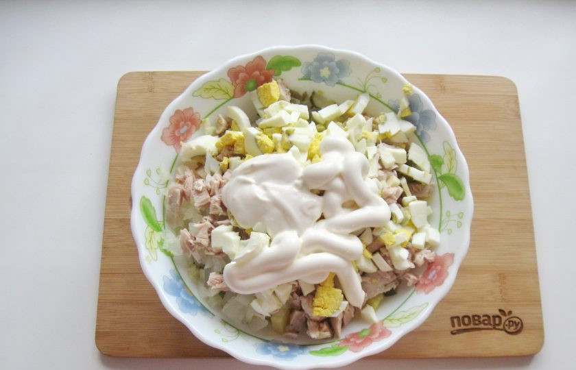 1. Этап. Оливье с курицей и яблоком: Салат заправьте майонезом и сметаной, посолите и поперчите по вкусу.