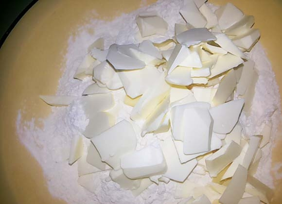 1. Этап. Торт Наполеон старый: Масло для теста нарубите к муке. Затем разотрите ингредиенты руками в крошку.