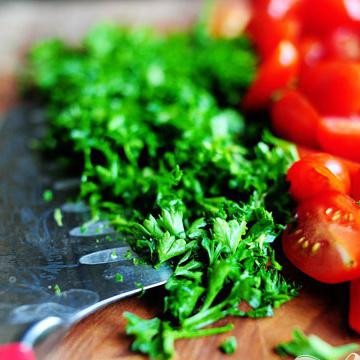 1. Этап. Паста салат с помидорами, цукини, и сыром Фета: Измельчите петрушку.