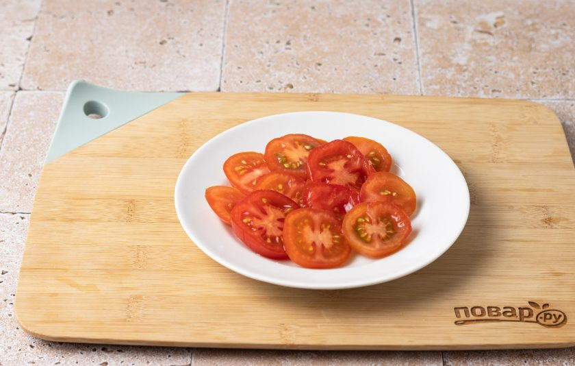 1. Этап. Бутерброды с авокадо, сыром и помидором: Помидоры черри нарежьте кружочками.