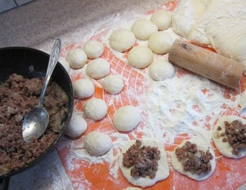 1. Этап. Начинка для пирожков с мясом: Потом лепим пирожки.