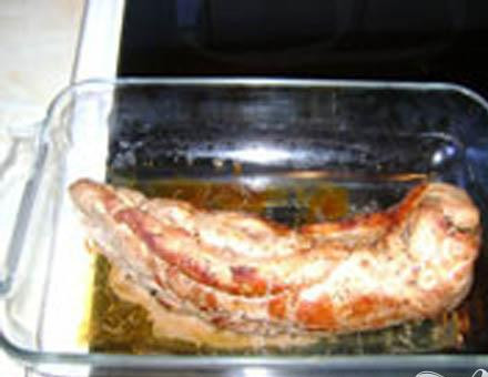 1. Этап. Филе свинины с соусом песто из семечек: 4. Из духовки достанем готовое филе, до максимума увеличим температуру в духовке. Добавим три столовых ложки тертого сыра.