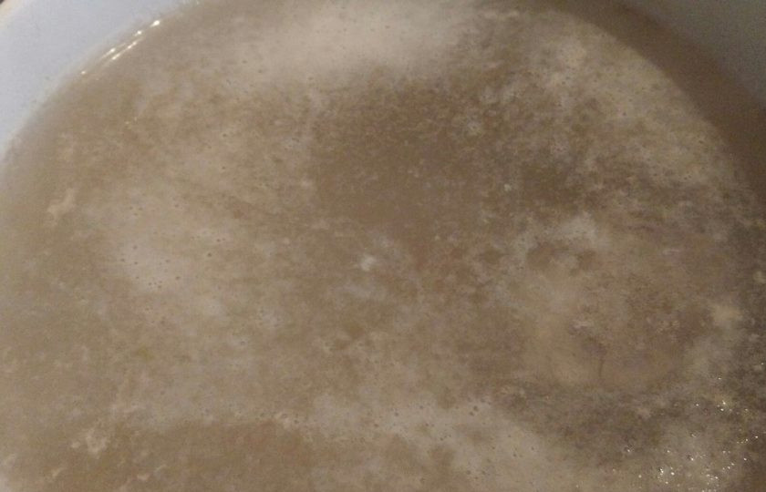 1. Этап. Борщ на постной говядине: 1. В холодную воду опускаем мясо и доводим до кипения. Не забывайте снимать пену. После закипания добавьте лавровый лист, соль и специи по вкусу, оставьте мясо вариться на слабом огне на один час.