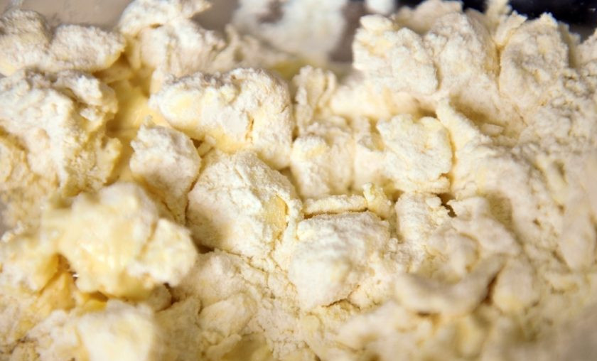 1. Этап. Песочная галета со сливой: Займитесь тестом. Масло разомните вилкой или ножом с сахаром.