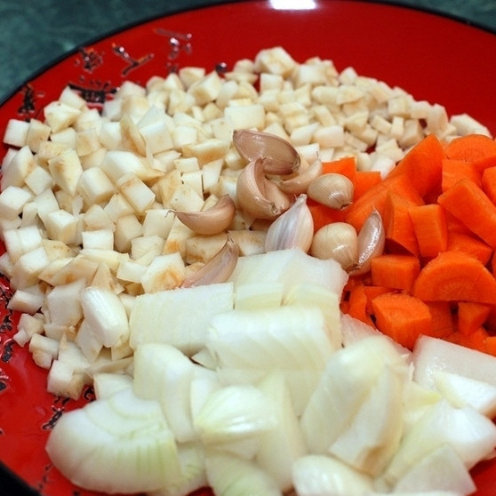 1. Этап. Басмати с овощами и морепродуктами: Сельдерей, морковь и корень петрушки нарезаем небольшими кубиками, лук - мелко, чеснок - просто чистим и не измельчаем.