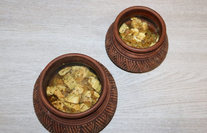 1. Этап. Курица с тыквой в горшочке: В горшочек выложите обжаренную курицу.