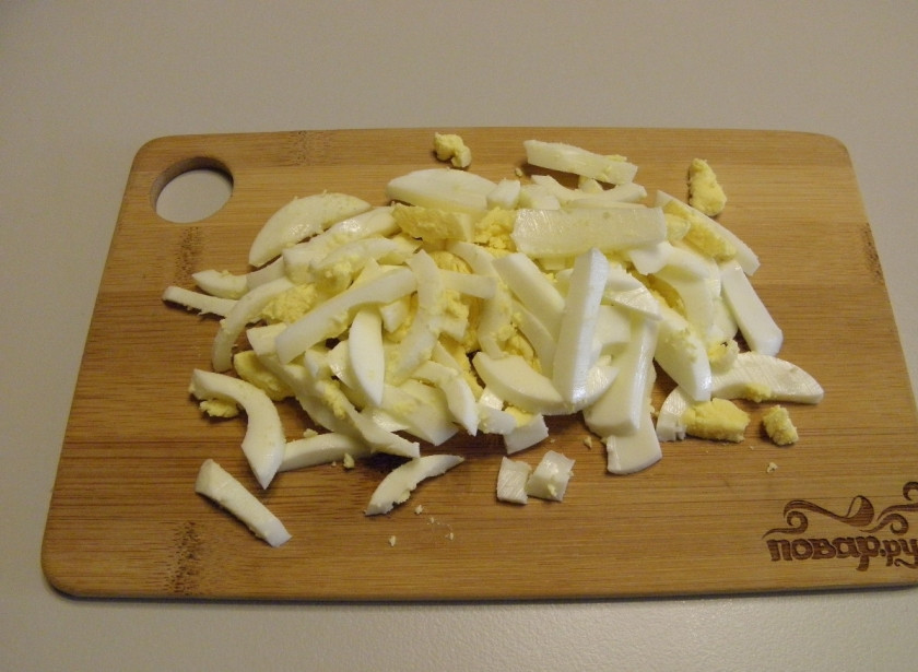 1. Этап. Салат с копченой курицей и корейской морковью: Вареные яйца очистите от скорлупы, сполосните под проточной водой и порежьте соломкой.