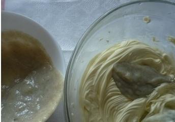 1. Этап. Торт Прага по ГОСТу: Добавляем маленькими порциями к взбитому маслу сироп из желтка и сгущенки, после добавления каждой порции взбиваем.