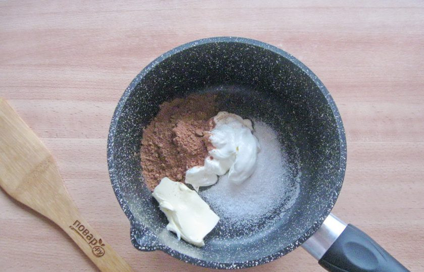 1. Этап. Печенье с зефиром: Приготовьте шоколадную глазурь. В кастрюле с толстым дном смешайте какао-порошок, сметану, сахар и сливочное масло.