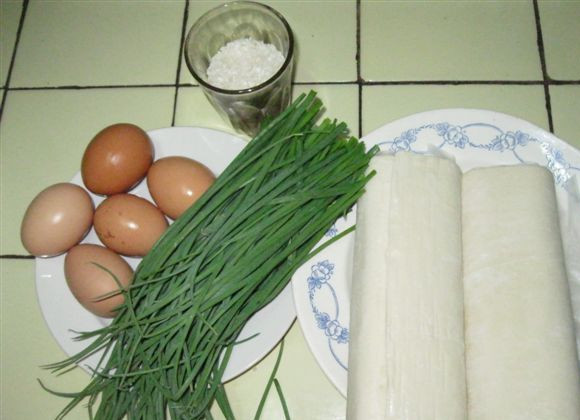 1. Этап. Пирожки из слоеного теста без дрожжей: 1. Вот и весь набор необходимых продуктов. Первым делом нужно отварить 4 яйца и рис (в подсоленной воде).