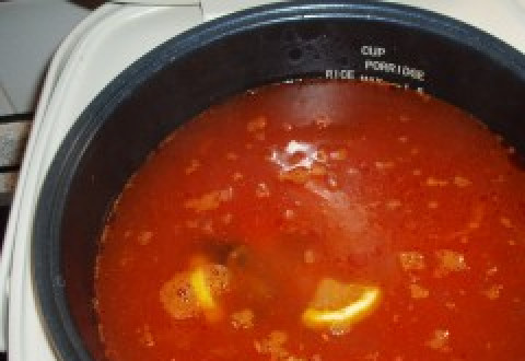 1. Этап. Солянка с курицей в мультиварке: Доливаем воду или бульон, в котором варилась курица, до отметки MAX. Продолжаем готовить в режиме 