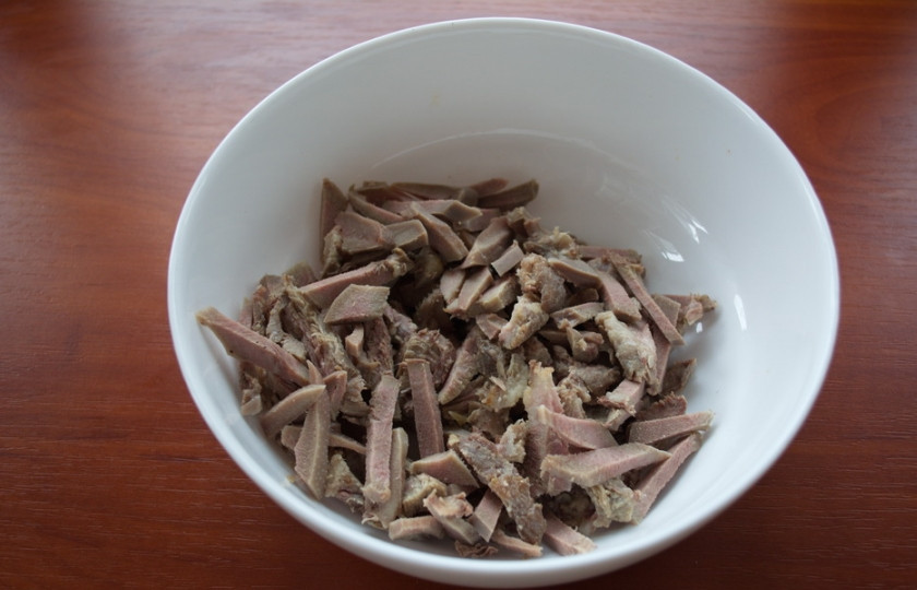 1. Этап. Салат с говядиной и сыром: Отвариваем мясо. Нарезаем соломкой.