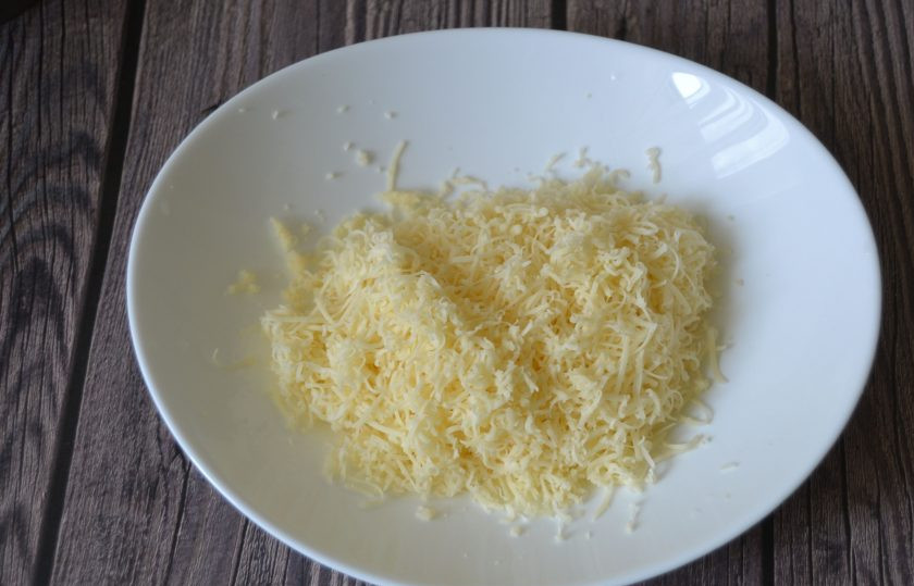 1. Этап. Булочки Гужеры: Натрите сыр на мелкой терке.